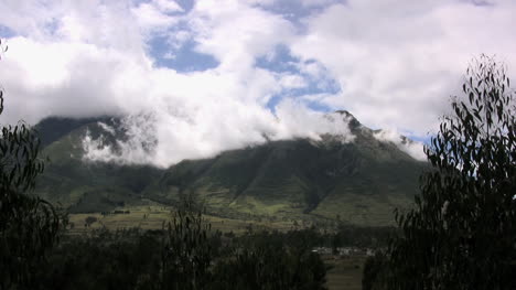Ecuador-Vulkan-Und-Wolken