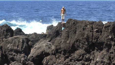 Hawaii-Kids-jumping-off-rocks-at-Laupahoehoe-1