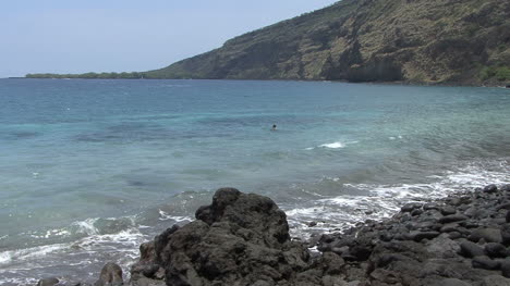 Man-swimming-Kealakehua-Bay-Hawaii