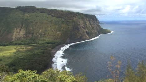 Pans-to-Hawaii's-Waipi'o-Valley