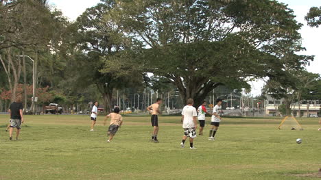 Junge-Männer-Spielen-Fußball