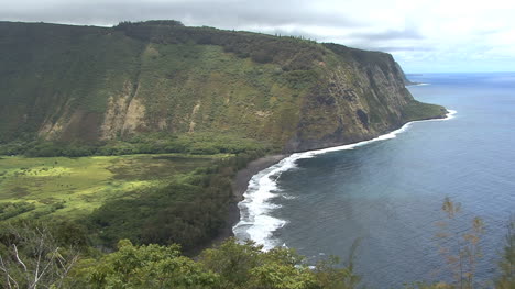 Waipi'o-Valley-cliffs-and-beach-in-Hawaii