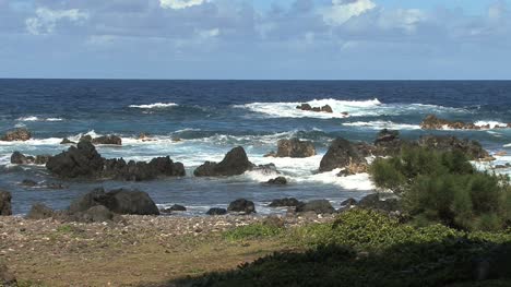 Hawaii-waves-on-rocks-Laupahoehoe