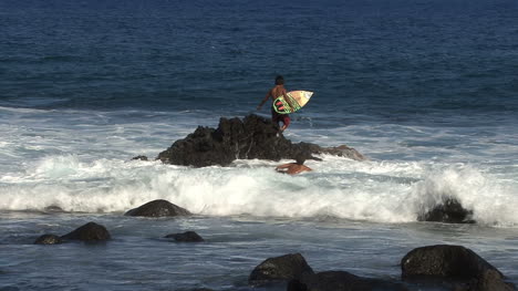 Hawaii-Young-surfer-jumps-off-rock