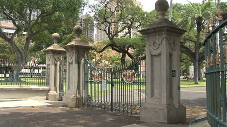 Honolulu-gate-to-royal-palace