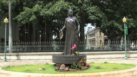 Honolulu-Queen-Liliokalani-statue-and-palace-2