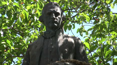 Kauai-Captain-Cook-statue-3