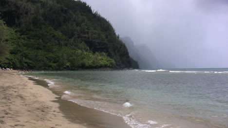Kauai-Dramatische-Küste-Und-Strand-Mit-Nebel