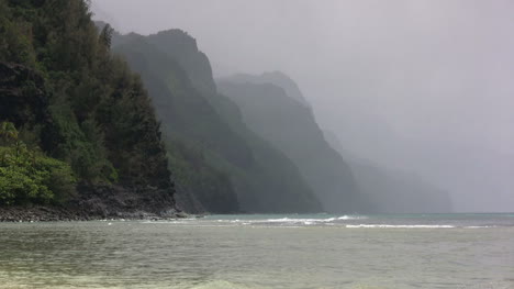 Dramatic-hazy-coast-of-Kauai