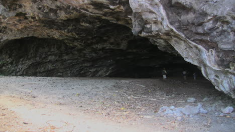 Hawaii-Kauai-Mann-In-Einer-Meereshöhle
