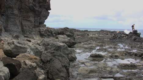 Gente-De-Kauai-Explorando-Charcas-De-Marea-En-Una-Costa-Rocosa