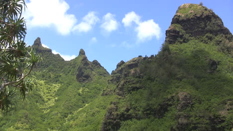 Schatten-Auf-Zerklüftetem-Gipfel-In-Kauai