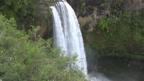 Tilts-down-waterfall-in-Kauai