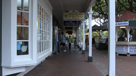Maui-Lahaina-People-in-arcade