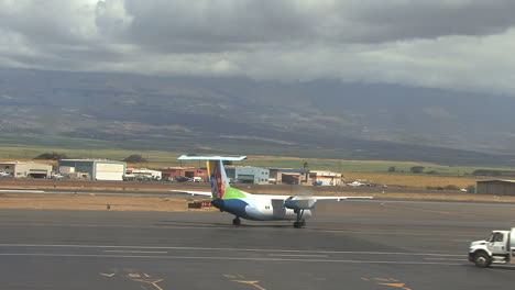 Maui-plane-taxis-and-truck-goes-by-2