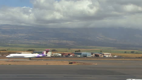 Maui-plane-taxis-down-the-runway