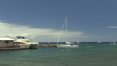 Maui-Segelboot-Nähert-Sich-Dem-Dock