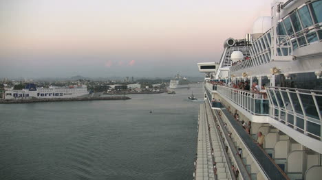 Mazatlan-cruise-ship-departing