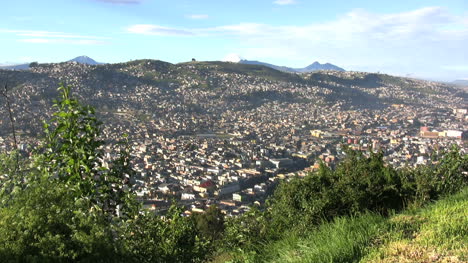 Quito-Desde-Arriba-En-Una-Ladera