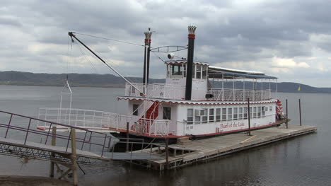 Steamboat-on-Lake-Pepin