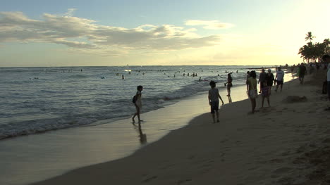 Waikiki-children-on-beach