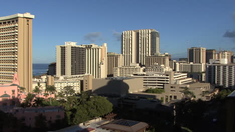 Waikiki-hotels-along-the-ocean