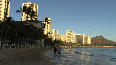 Waikiki-hotels-and-beach