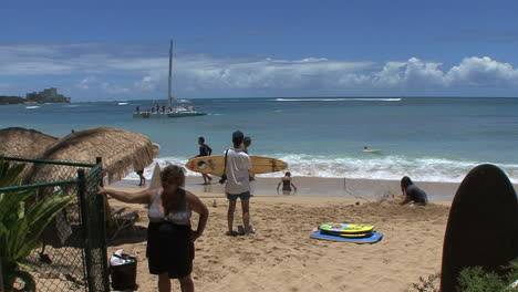 Waikiki-man-with-surf-board