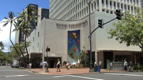 Waikiki-mural-on-building