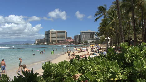 Waikiki-people-on-beach-3