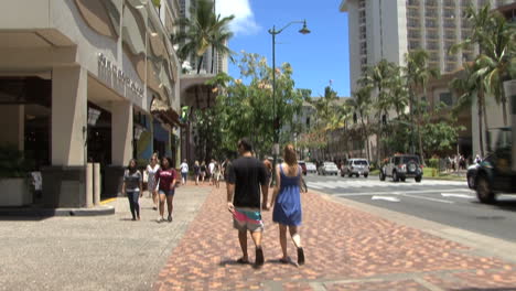 Waikiki-Leute-Auf-Der-Straße-3