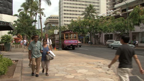 Waikiki-pink-trolley-and-traffic