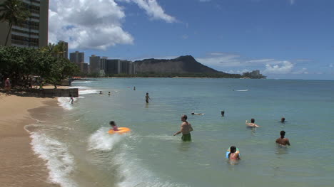 Waikiki-Leute,-Die-Im-Wasser-Spielen