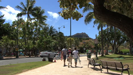 Waikiki-Bürgersteig-Durch-Park