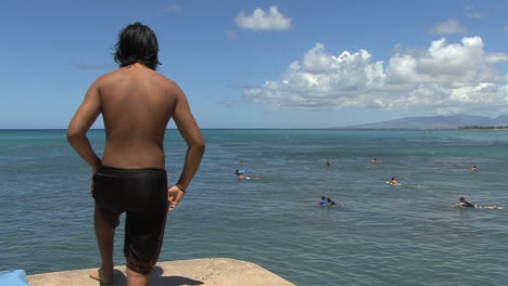 Waikiki-man-watches-surfers