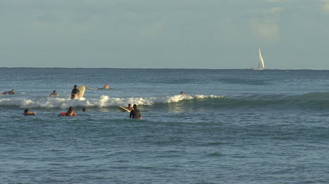 Waikiki-Surfer-Und-Fernes-Segelboot