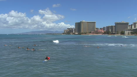 Waikiki-surfing-and-hotels
