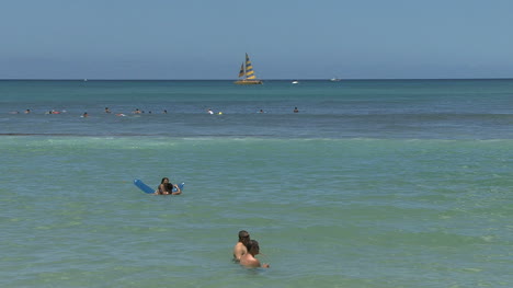 Waikiki-Schwimmer-Schilf-Und-Segelboot