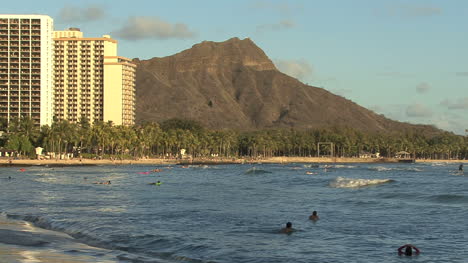 Waikiki-swimmers-and-diamond-head