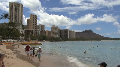 Waikiki-people-walking-on-beach