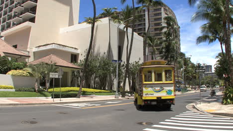 Waikiki-yellow-trolley
