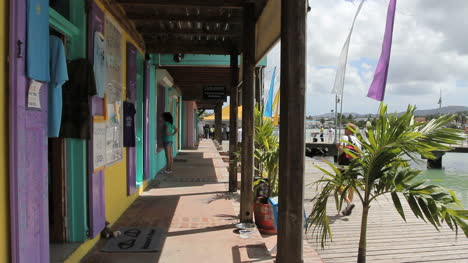 Antigua-Board-Walk-Vor-Geschäften