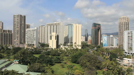 Honolulu-pans-the-skyline