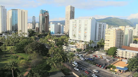 Honolulu-Skyline-Park-Und-Verkehr