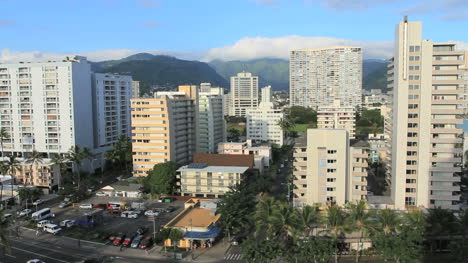 Skyline-Von-Honolulu-Und-Parkplatz