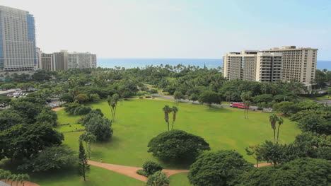 Honolulu-park-and-hotels-by-the-sea