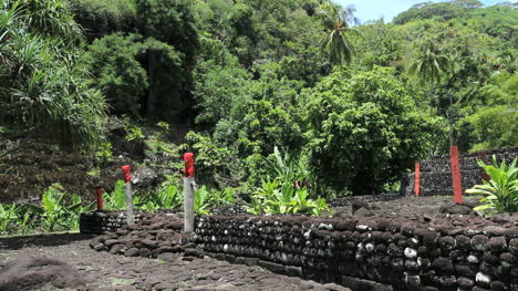Tahiti-Figuren-Bewachen-Eine-Marae-Pyramide