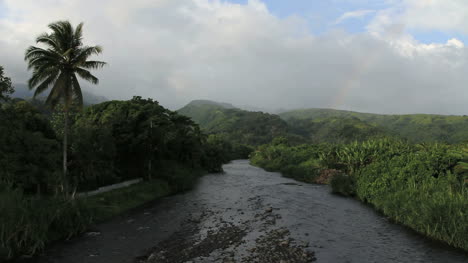Arco-Iris-Tenue-Del-Valle-Del-Río-Tahití