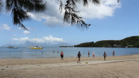 Tahiti-people-playing-ball-on-a-beach