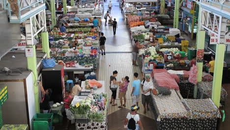 Tahiti-Shoppers-in-a-Papeete-market